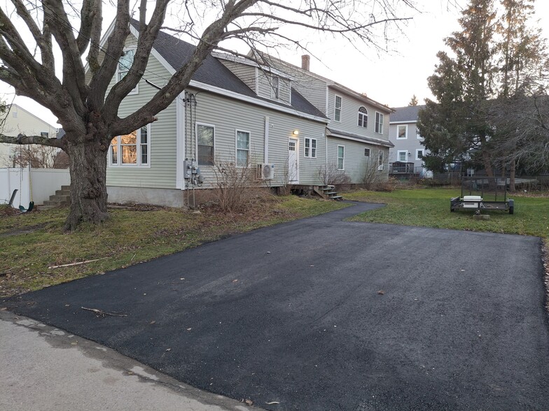 Building Photo - 27 Oak St