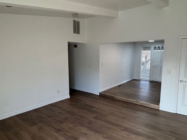 Building Photo - AVAILABLE NOW!!  LARGE, REMODELED 3 BEDROOM HOME / LARGE FENCED YARD