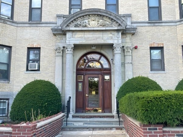 Building Photo - 69 Park Dr