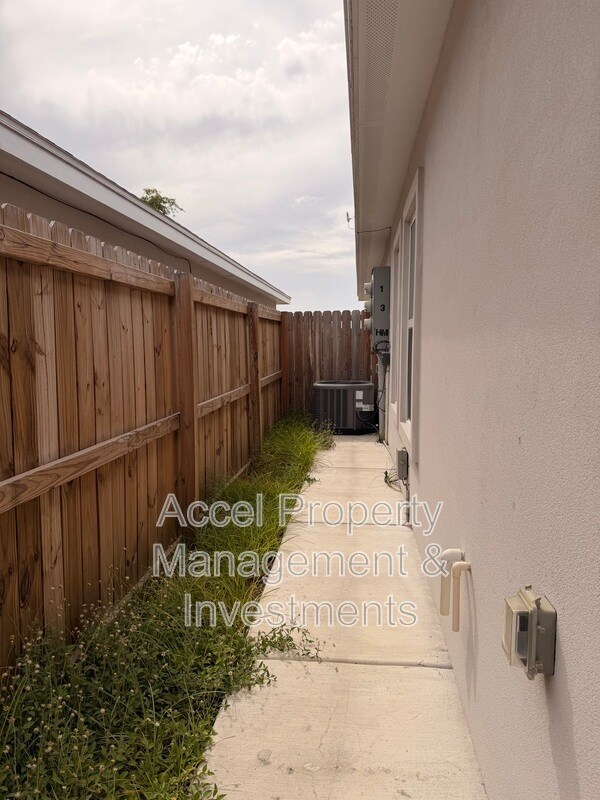 Building Photo - 816 N Abbey Ave
