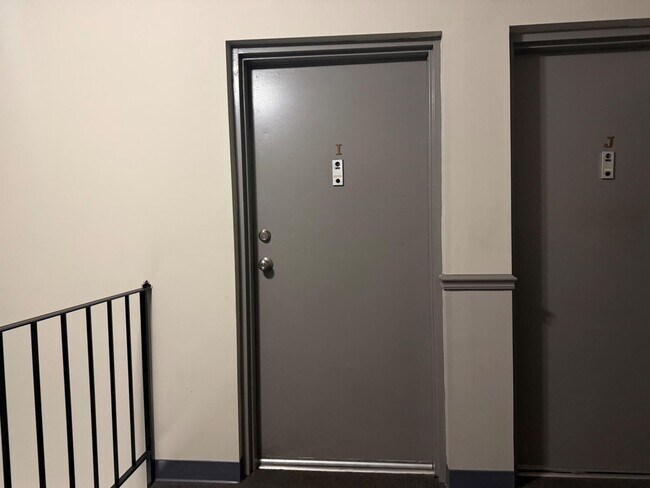 Building Photo - 140 Royal Oak Dr