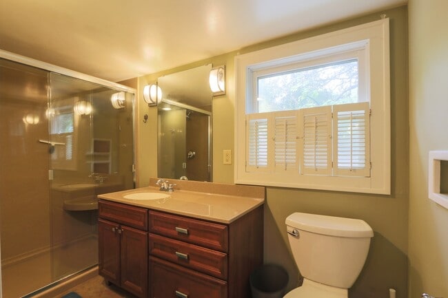 Building Photo - Spacious & Updated in Brookside! ALL appliances included!