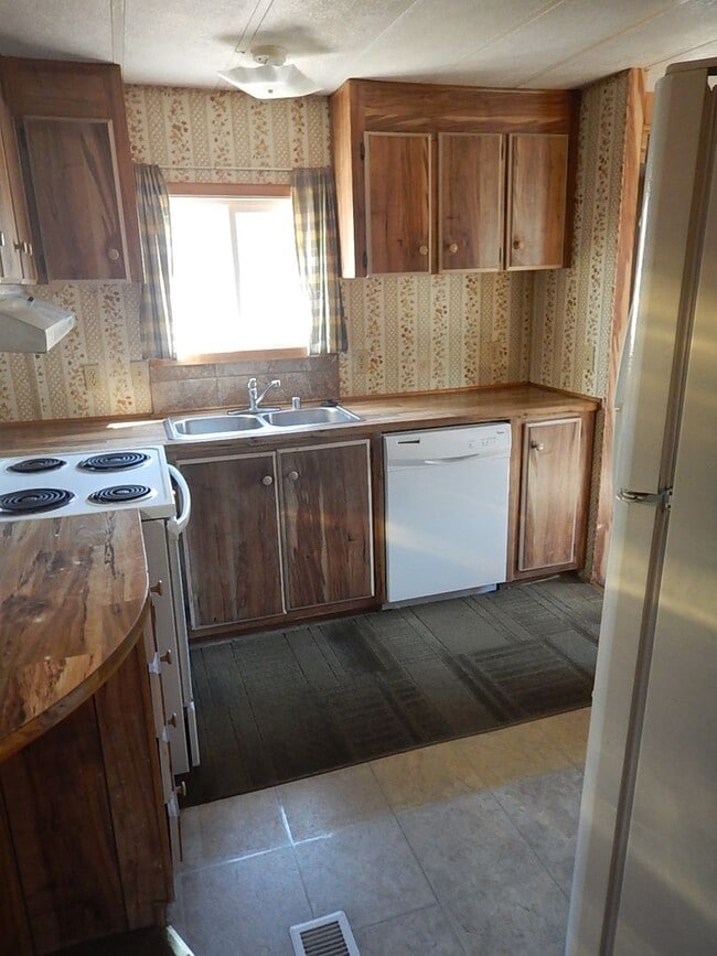 Building Photo - *PRICE IMPROVEMENT* 2 Bedroom on South Side of Prineville, Close to Hospital - Available Now!