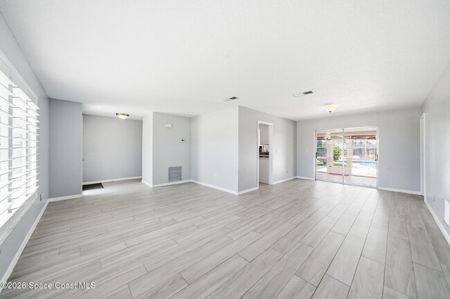Building Photo - 1172 Bay Dr E