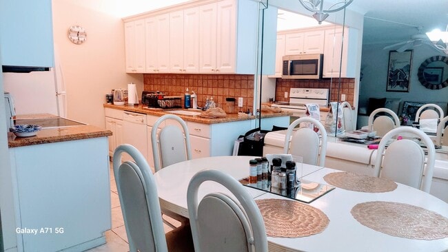 Building Photo - 2067 Ainslie Dr