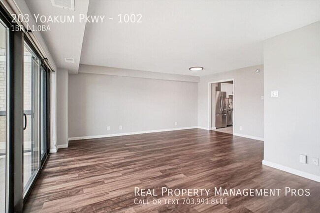Building Photo - 203 Yoakum Pkwy