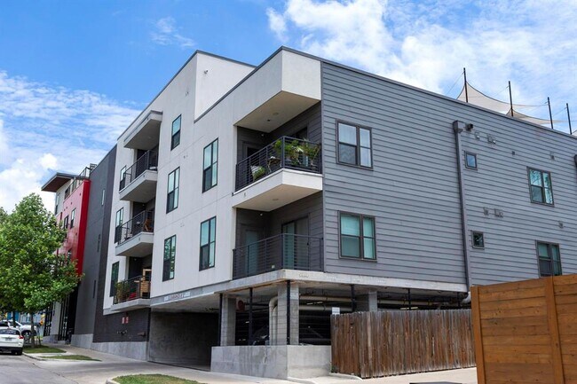 Building Photo - 2213 Poquito St