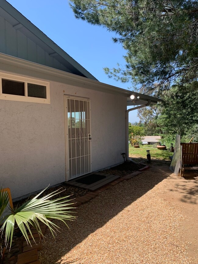 Private Entry - 1401 Via Lima