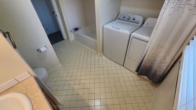 Building Photo - Amazing 3 bedroom Duplex - Super clean and ready to move in!