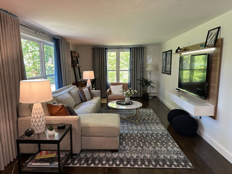 Primary Photo - 6 Nancy Ln