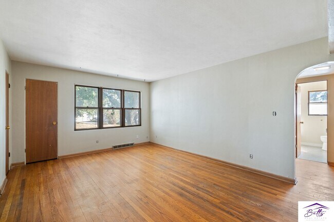 Building Photo - 601 Oak St