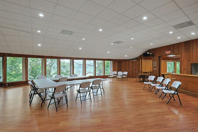 Building Photo - 121 Coachlight Square