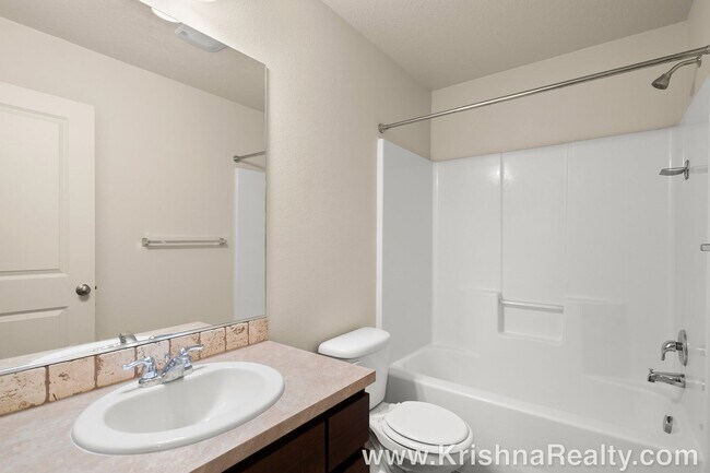 Building Photo - Eco-Friendly & Modern Townhome in Hazel Dell North