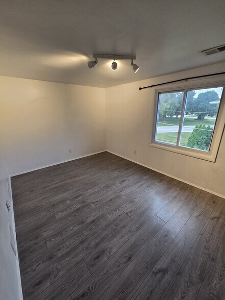 Building Photo - 2370 Manitowoc Rd