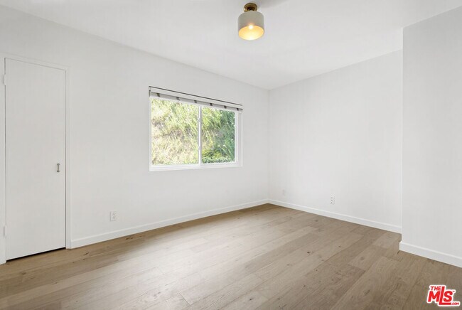 Building Photo - 3101 Beachwood Dr
