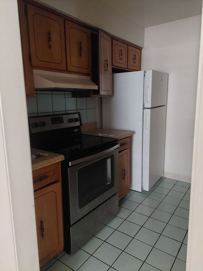 Building Photo - Sheffield Drive 1818 ****Pender