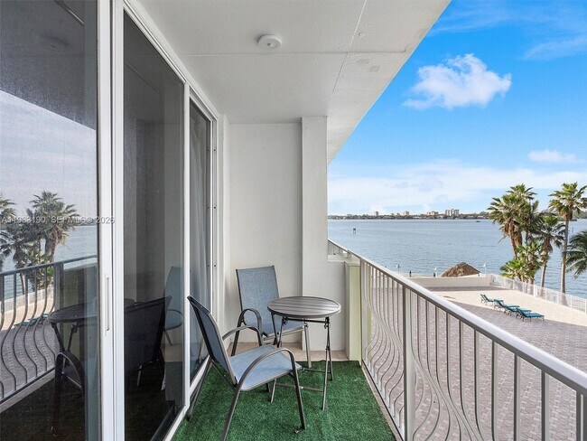 Building Photo - 10350 W Bay Harbor Dr