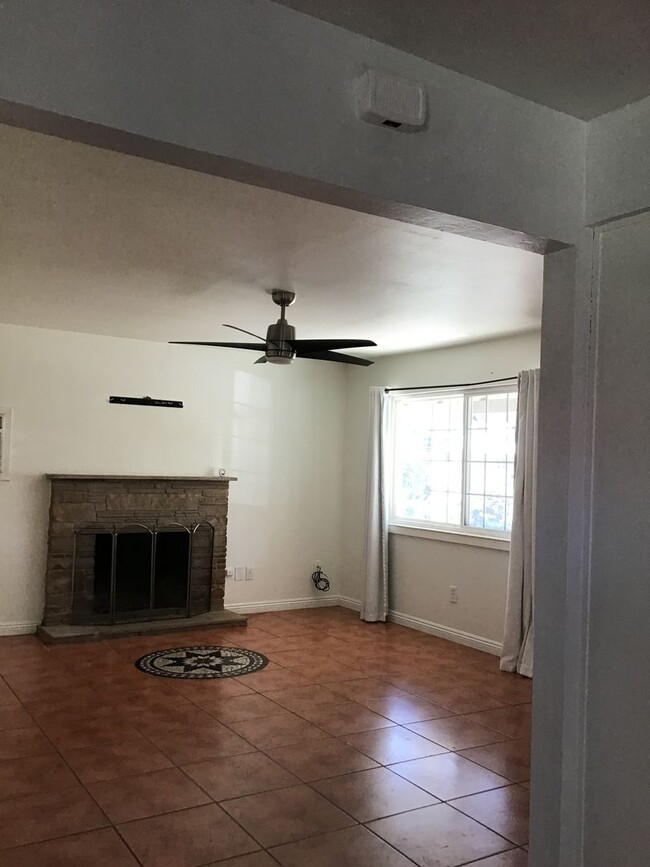 Building Photo - 3 Bedroom Home - Move in Special $200.00 o...