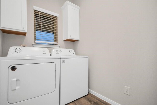 Building Photo - 6927 Escondido Dr