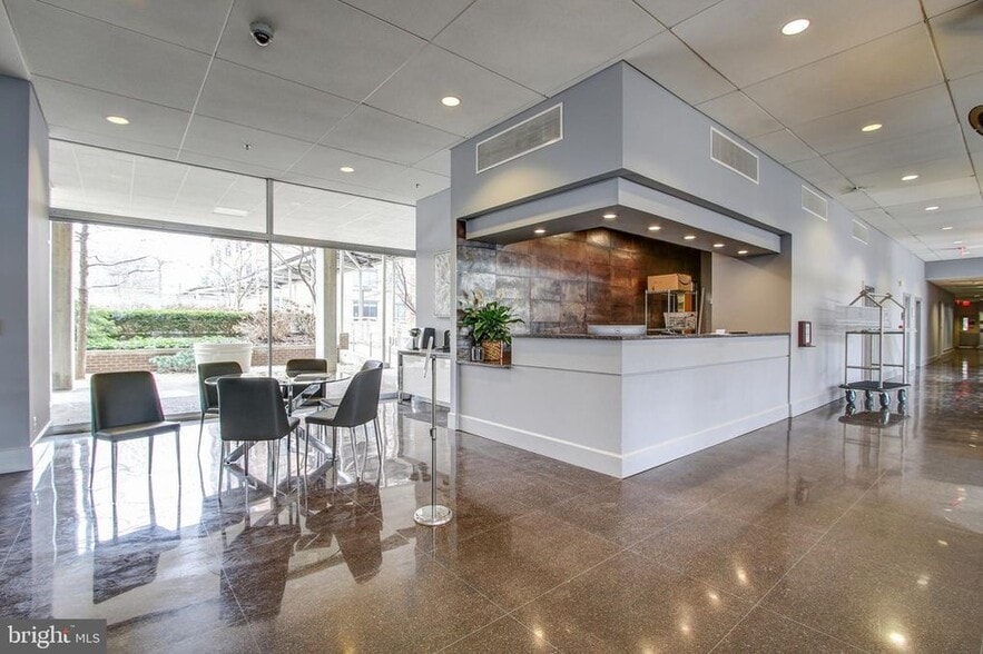 4thSt Lobby Consierge - 350 G St SW