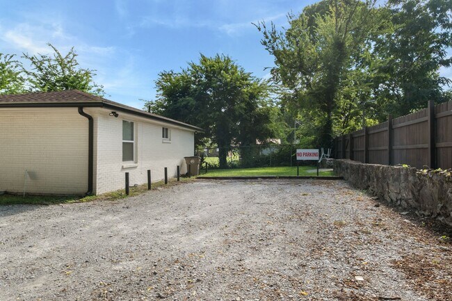 Building Photo - Available now, 2 bed 1 bath end unit in qu...