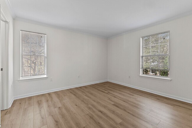 Building Photo - Top Floor Condo with Fireplace and Open Floorplan! Assigned Parking!