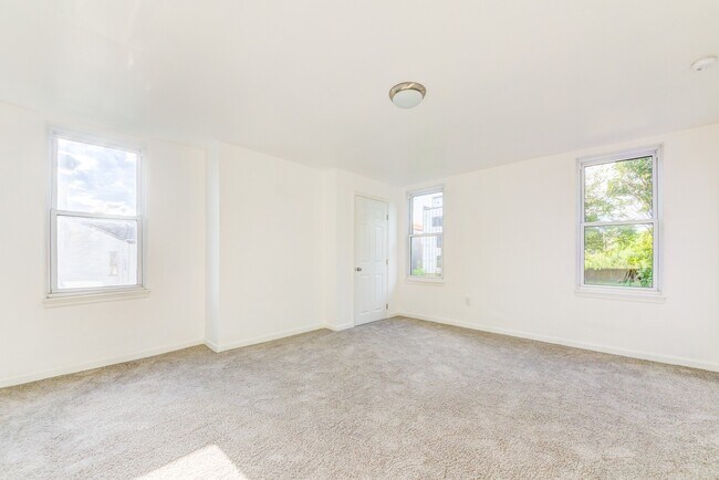 Building Photo - AVAILABLE NOW- 3 BEDROOM, 1.5 BATH HOME!