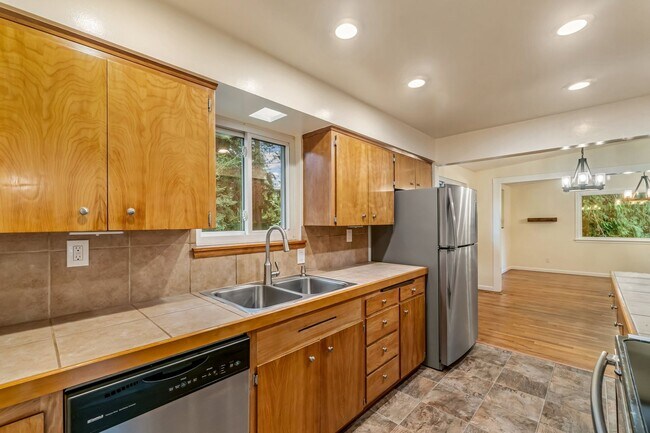Building Photo - 6 Bedroom Home minutes from Saltwater Park...