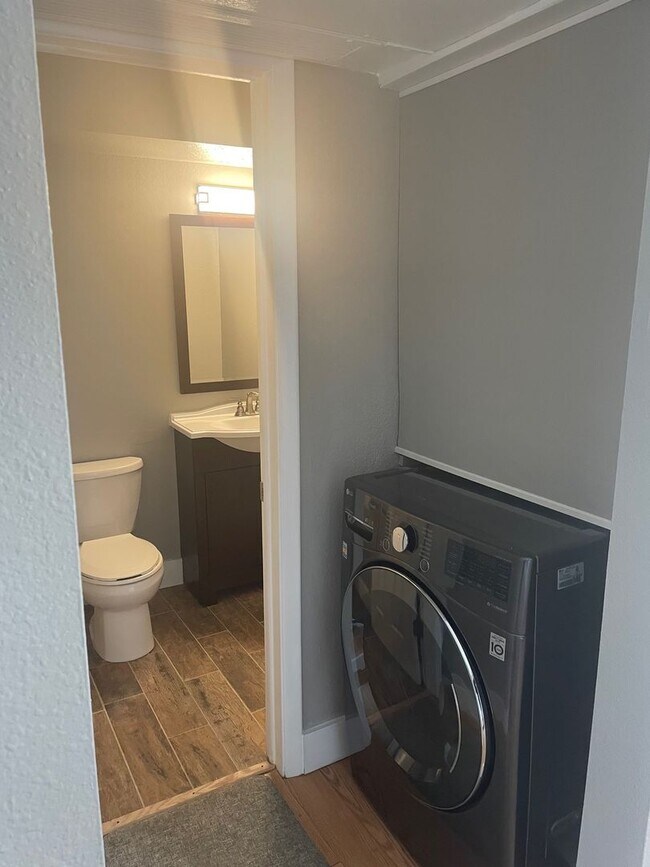 Building Photo - South Denver, 2 bed 2.5 bath Townhome, 2 Car Parking, Close to Light Rail