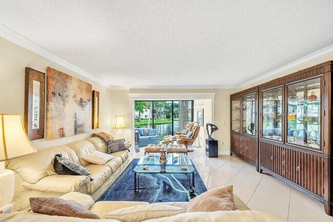 Building Photo - 9285 Vista del Lago