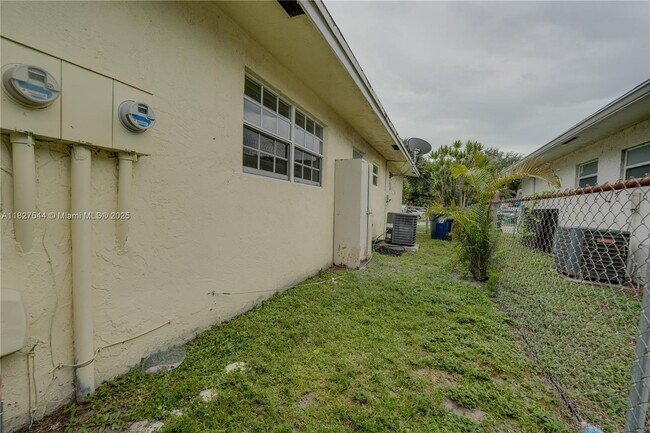 Building Photo - 2403 SW 58th Manor