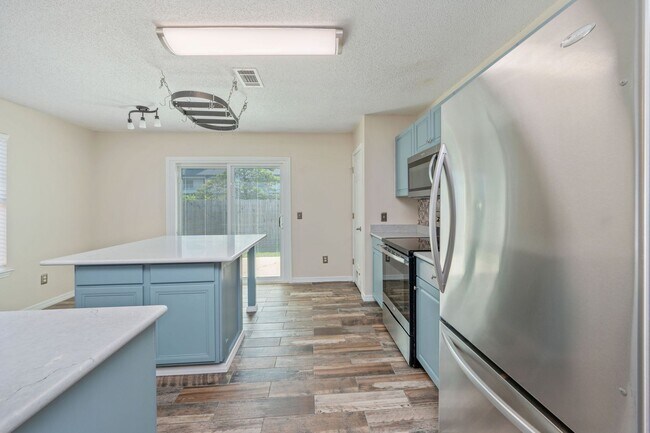 Building Photo - 7648 Chablis Cir
