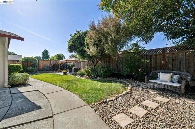 Building Photo - 7403 Hillsdale Dr