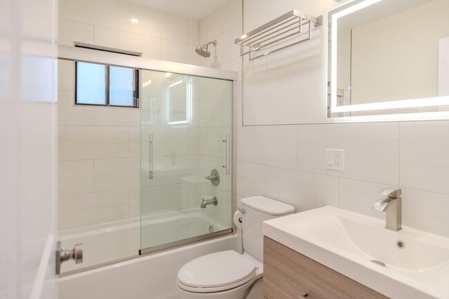 Building Photo - 2740 W Farragut Ave