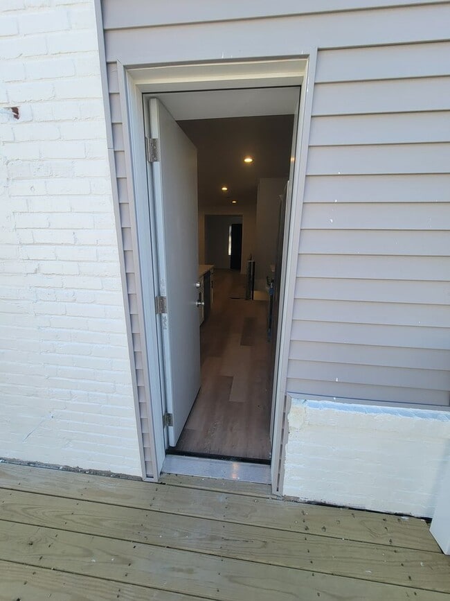 Building Photo - Fully beautiful rehab 4 bed 2.5 bath secti...