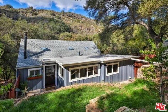 Primary Photo - 638 N Topanga Canyon Blvd
