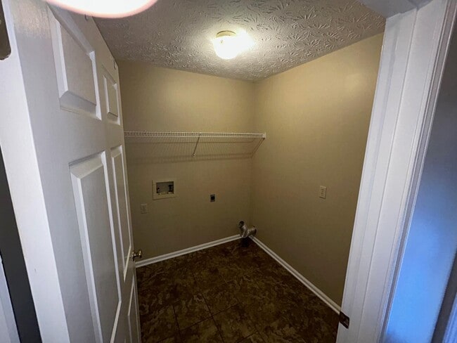 Building Photo - 3503 Lakeside Ct