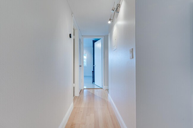 Building Photo - 509 Capri Dr