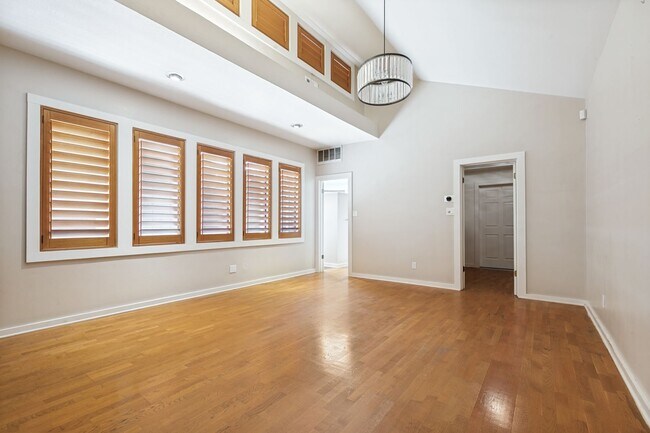 Building Photo - BEAUTIFUL 4-BEDROOM HOME IN ALAMO HEIGHTS