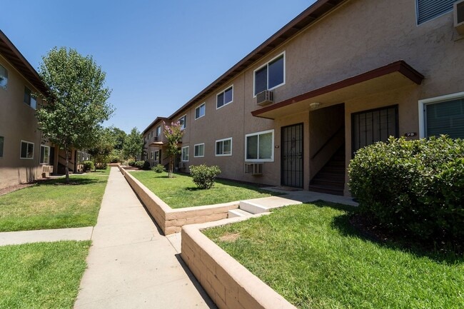 Building Photo - Lakeside Upstairs First Month FREE 1 Bd / 1 ba w/ In Unit  Laundry, Parking, + Water/Trash Included