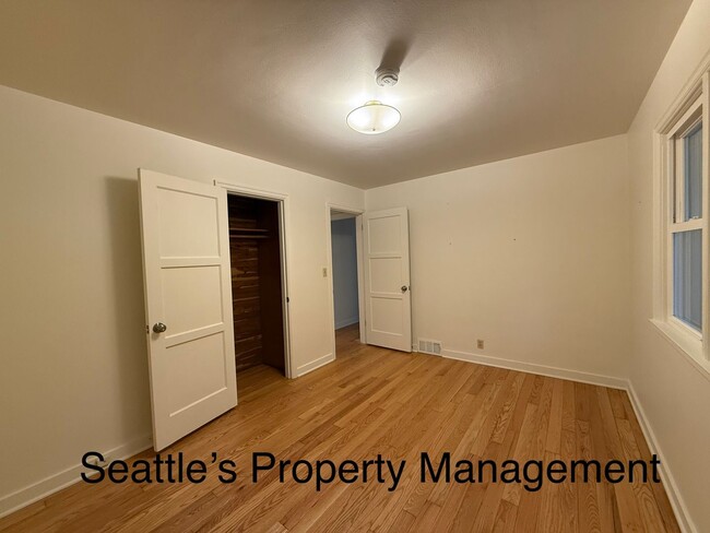 Building Photo - Deceptively Large Wedgewood Home!