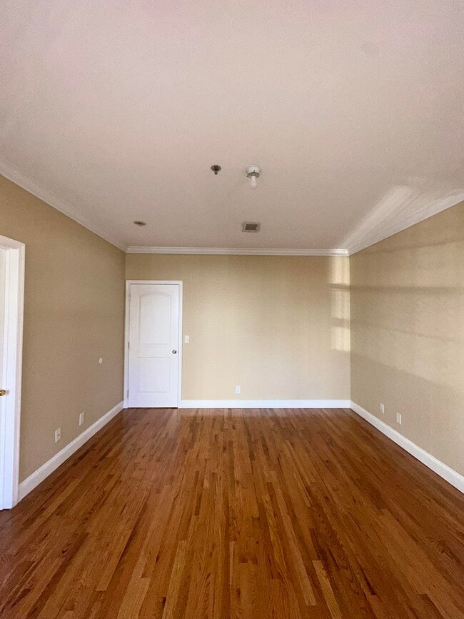 Building Photo - 272 St Pauls Ave