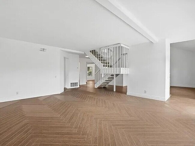 Building Photo - 27 Columbus