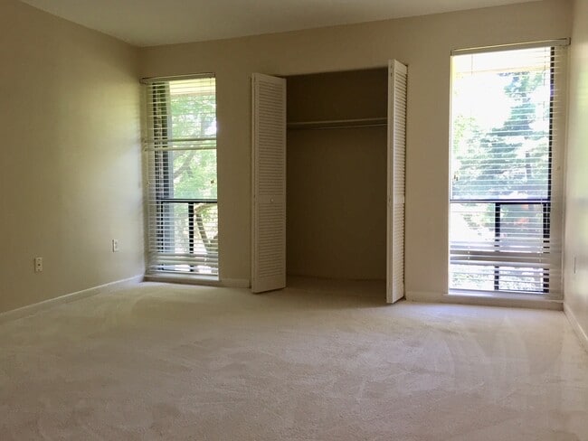 Building Photo - An Efficiency Apartment on the Third Floor...