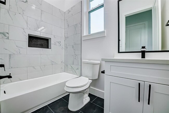 Building Photo - 1913 Hoskins Dr