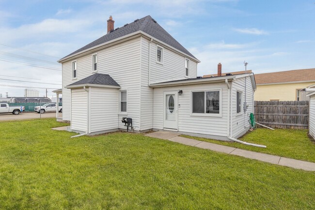 Building Photo - OPEN HOUSE SATURDAY 5/10 FROM 3:00 TO 4:00...