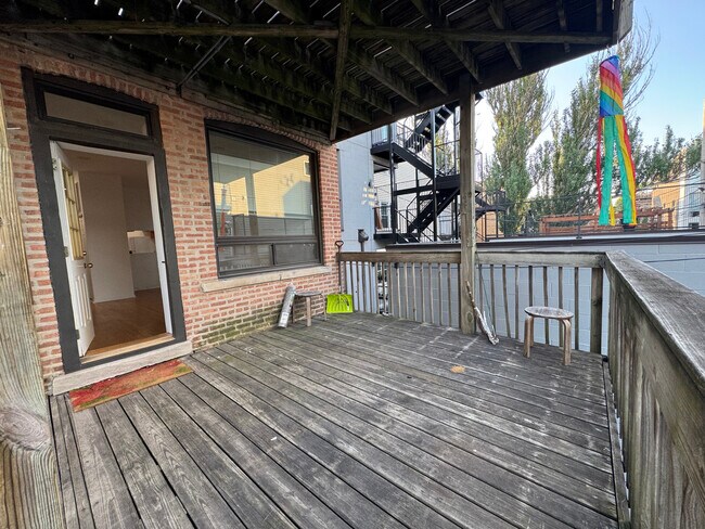 Building Photo - 817 N Hoyne Ave