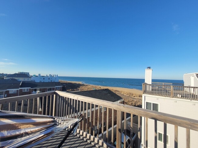 Building Photo - 2 Bedroom, 2.5 Bath Condo with with Ocean ...
