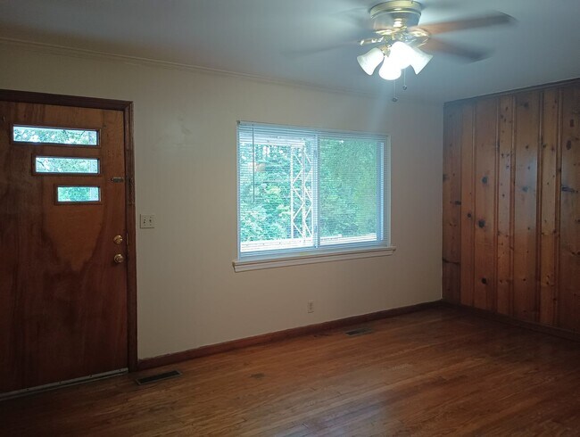 Building Photo - Don't Miss this 2 bedroom with Garage, Lar...