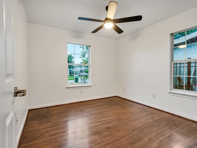 Building Photo - 4930 Holloway Dr